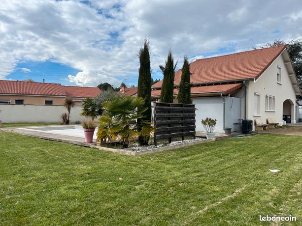 Centre ville d'Issoire, maison avec 3 chambres, un bureau, une piscine, parcelle de 1000 m2