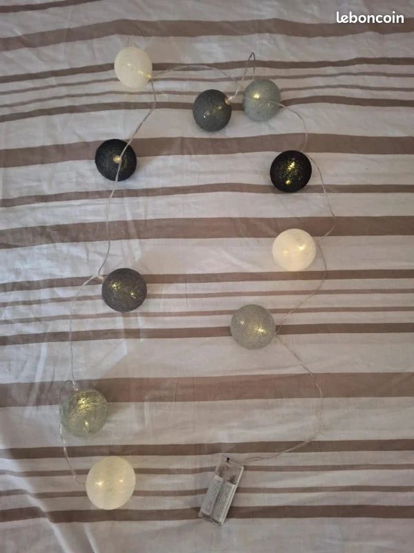 Guirlandes lumineuses boules lanternes blanc gris noir (image 1)