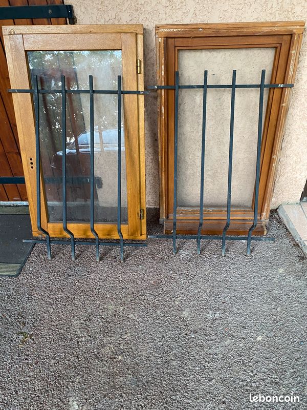 Deux fenêtres de service avec grille acier de protection (image 2)