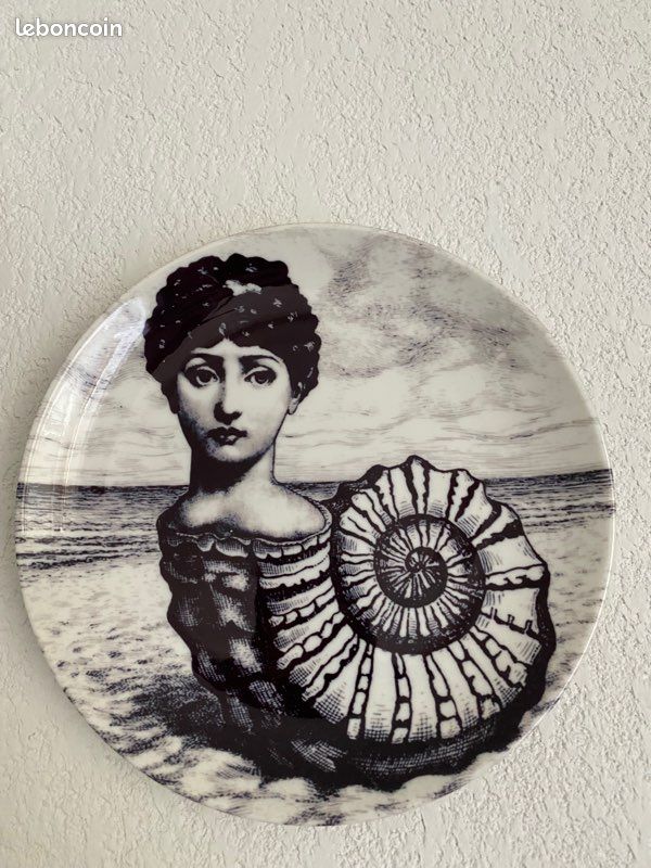 3 Assiette décorative du style Fornasetti (image 1)