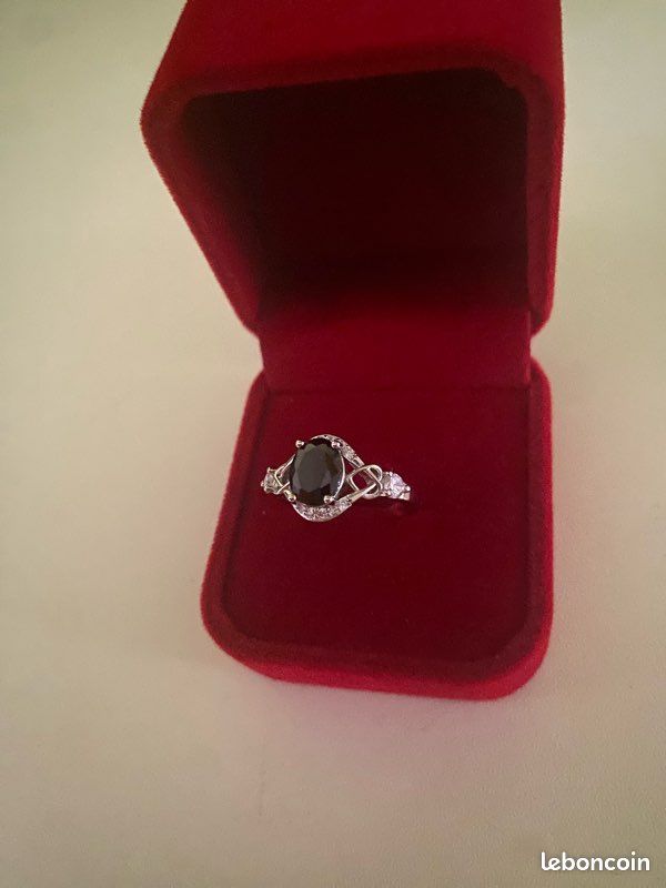 Belle bague en métal argenté avec pierre noire T. 57 femme TBE : Achat occasion | Bijoux (femme) Noir Plastique Très bon état