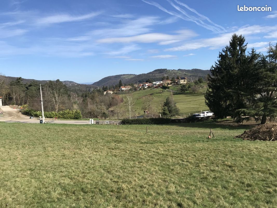 Terrain à bâtir de 950 m² à SAINT-PAUL-EN-CORNILLON (42) · 95 000 €