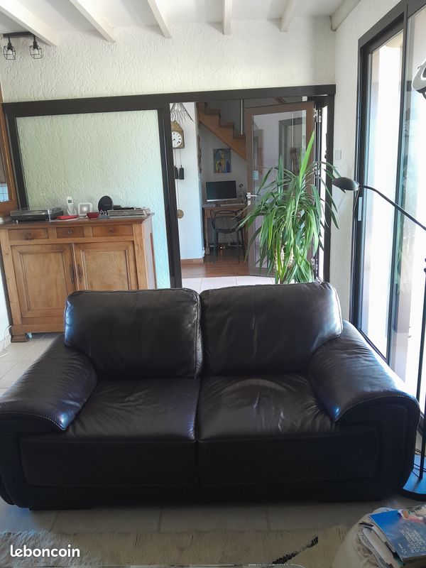 Vends 2 canapes en cuir et une table en verre (image 1)