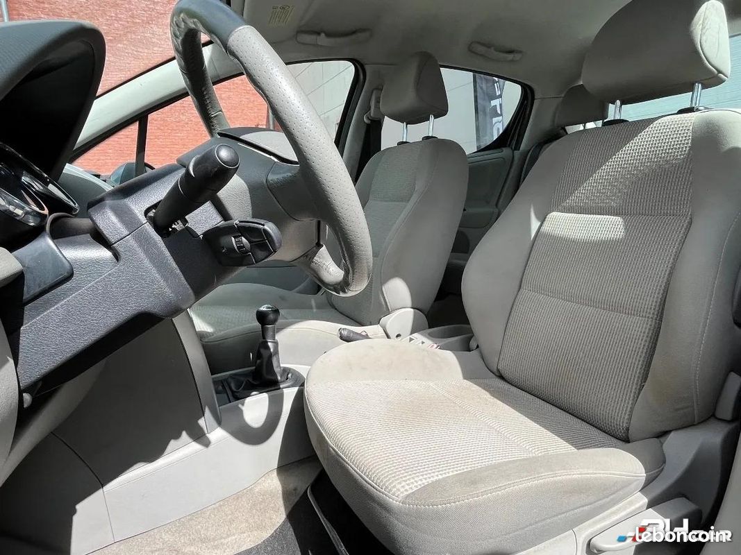 Peugeot 207 1.4 HDI 70 ACTIVE (image 7)