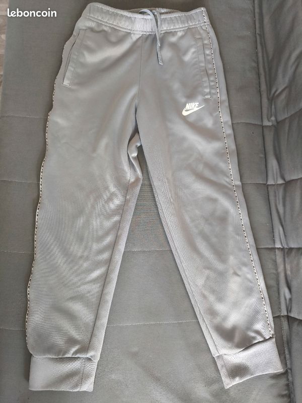 Pantalon jogging Nike gris taille 10/12ans
En très bon état il a été porté mais pas de trou ni tâche 
#pantalonnike #nike#joggingnike (image 1)