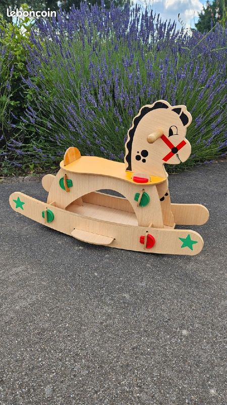 Cheval à bascule en bois (image 1)