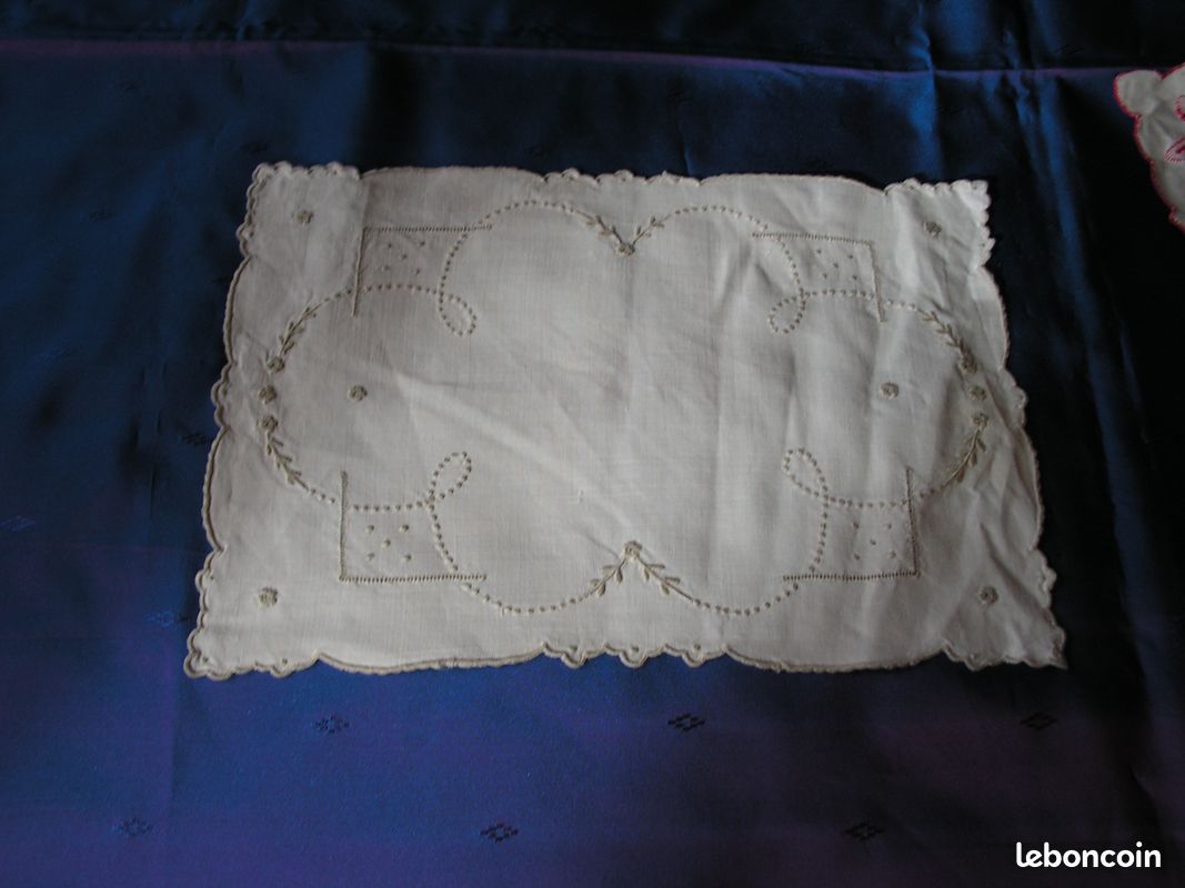 DEUX ANCIENS NAPPERONS brodé mains (image 4)
