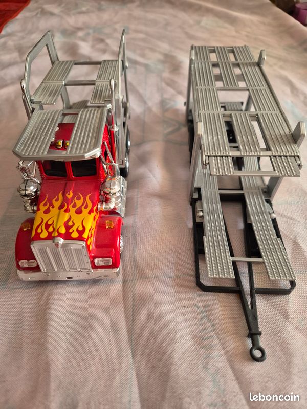 Camion porte voitures miniature , Kenworth W900 rouge à flammes 1/43 (image 2)