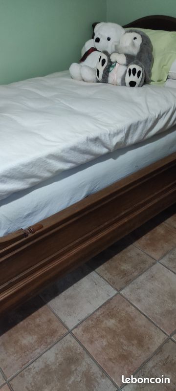 Lit coin ancien avec sommier et table de nuit (image 2)