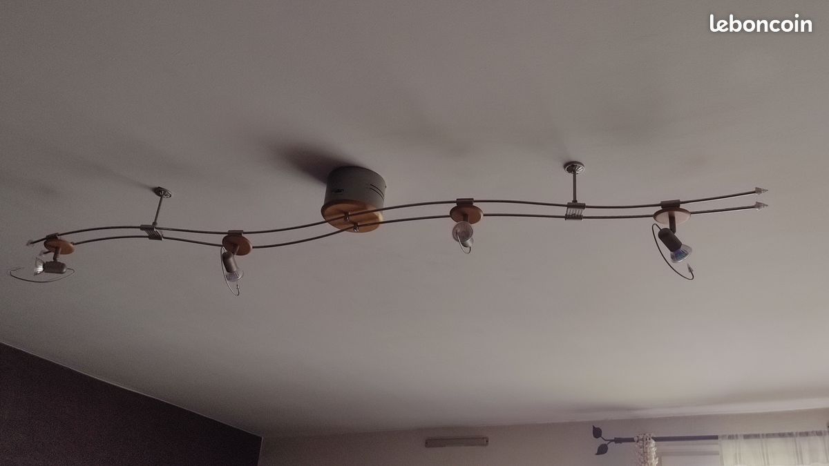 Plafonnier bon état avec 4 p'tites ampoules (image 1)