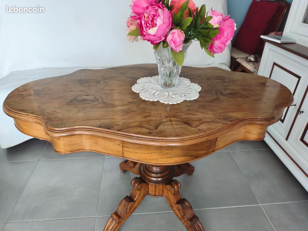 Table violon en bois massif avec pied central (image 3)