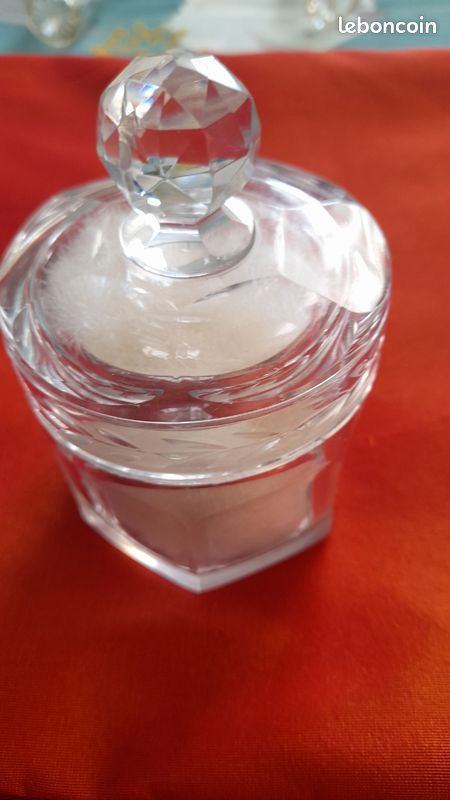 Grande boite à poudre en cristal de Baccarat modèle églantier