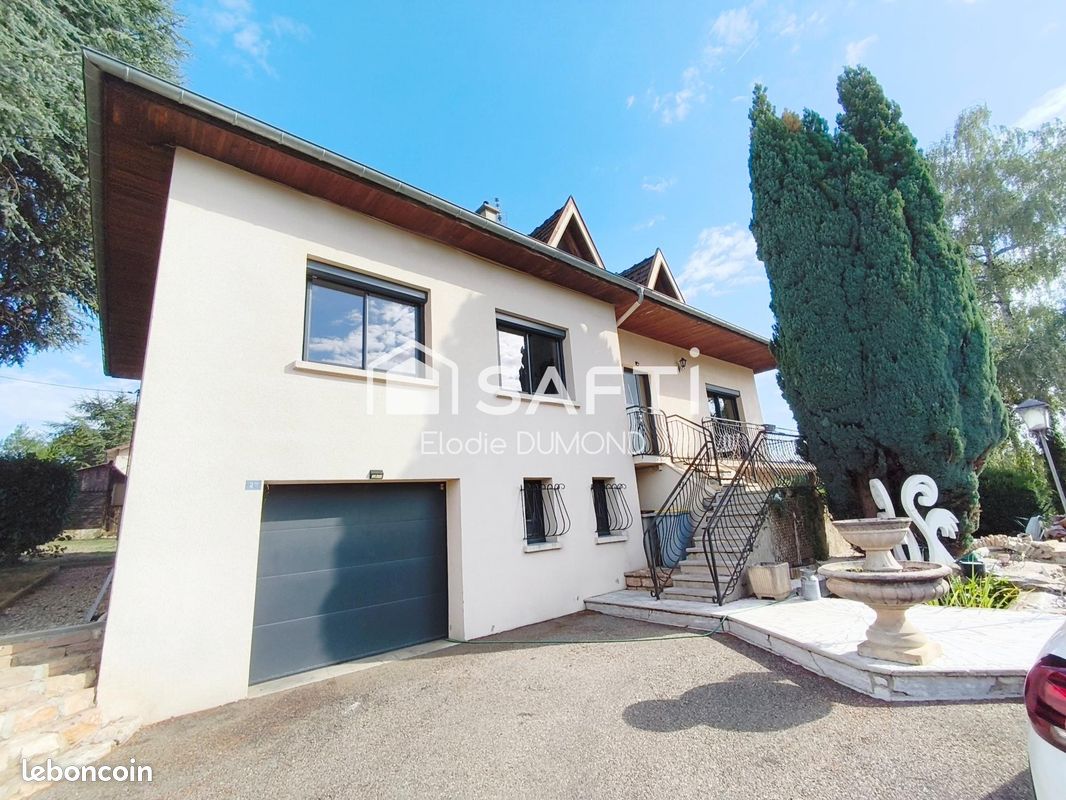 Maison 9 pièces 264 m² · à Saint-Amour · 264 m² · 334 000 €