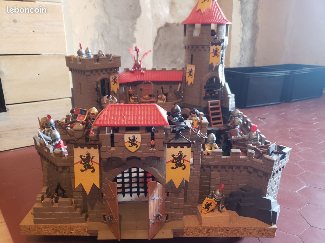 Chateau fort Playmobil + lot de très nombreux personnages et accessoires (image 2)