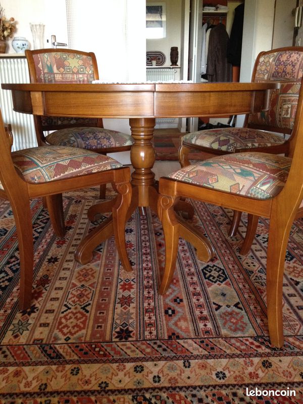 A vendre une table et un lot de chaises (image 2)