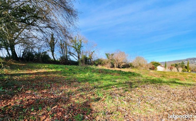Terrain 3 822 m² Theze