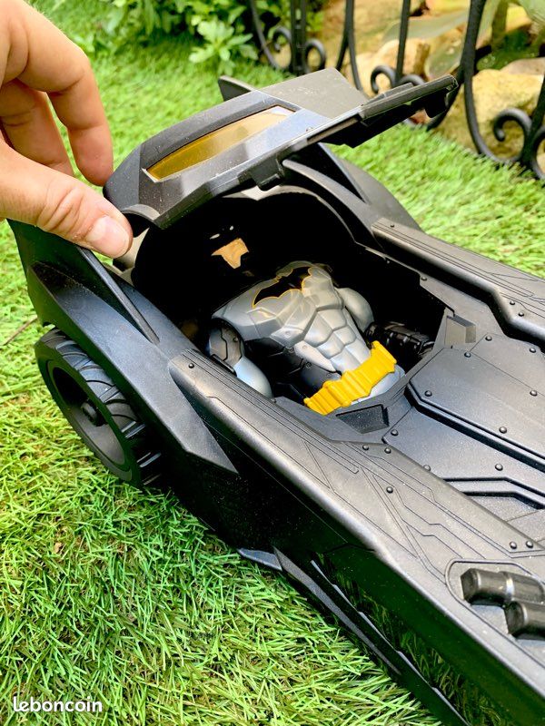 Batman Batmobile + Figurine Articulée 30 Cm – Véhicule Iconique DC Comics, Batman 11 Points D'Articulation, Jouet Enfant Dès 3 Ans Et Collectionneurs