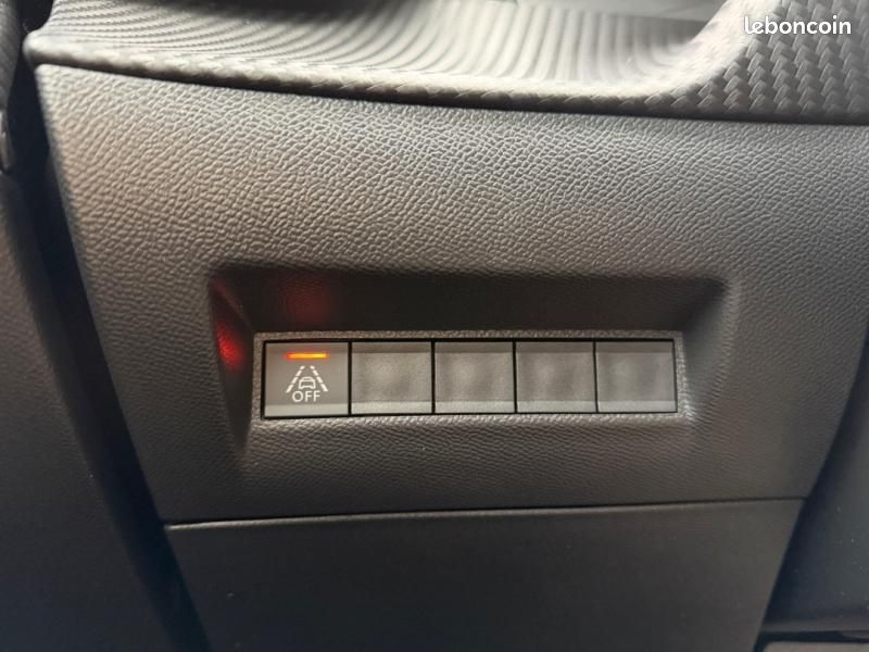Peugeot 2008 e-2008 136ch GT (image 21)