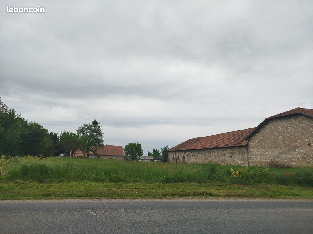 Terrain constructible arboré · à Moulotte · 52 000 €