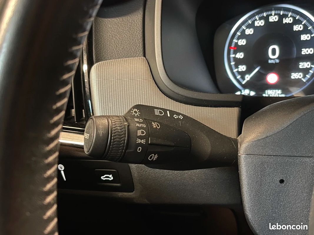 VOLVO V90 CROSS COUNTRY D4 AWD 190 ch Geartronic 8 Cross Country Luxe / Distribution à Jour / 4 pneus récents / Attelage (image 29)