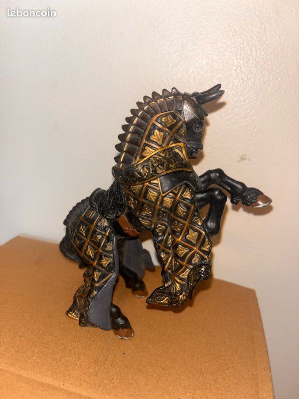 Figurine (image 1)