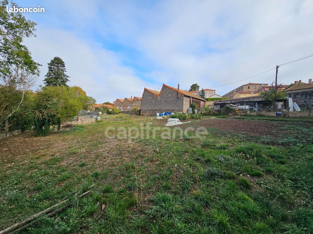 Terrain 1697 m² · à Panissières · 74 000 €