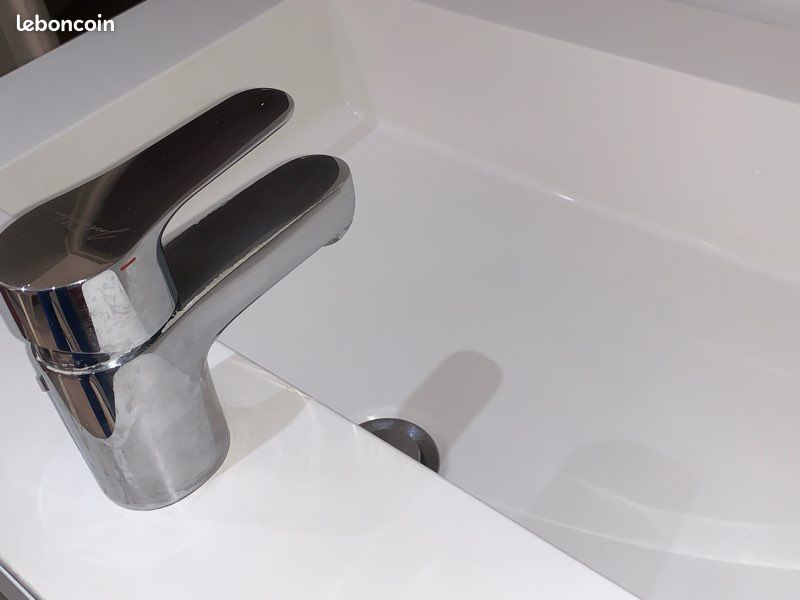 Ensemble de salle de bain avec miroir, vasque, robinet, éclairage intégré et espace de rangement (image 16)