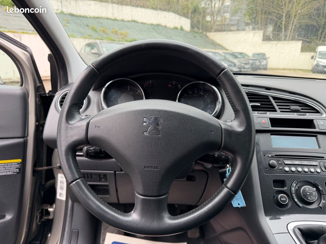 Peugeot 5008 1.6 HDI 110CH Premium Première Main (image 17)