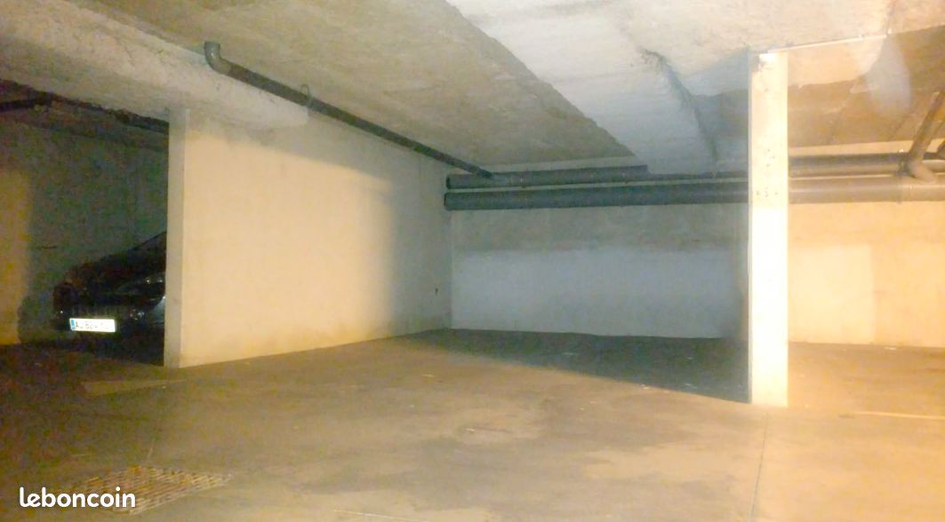 Grand parking moto dans Résidence sécurisée · à Paris · 50 €/mois