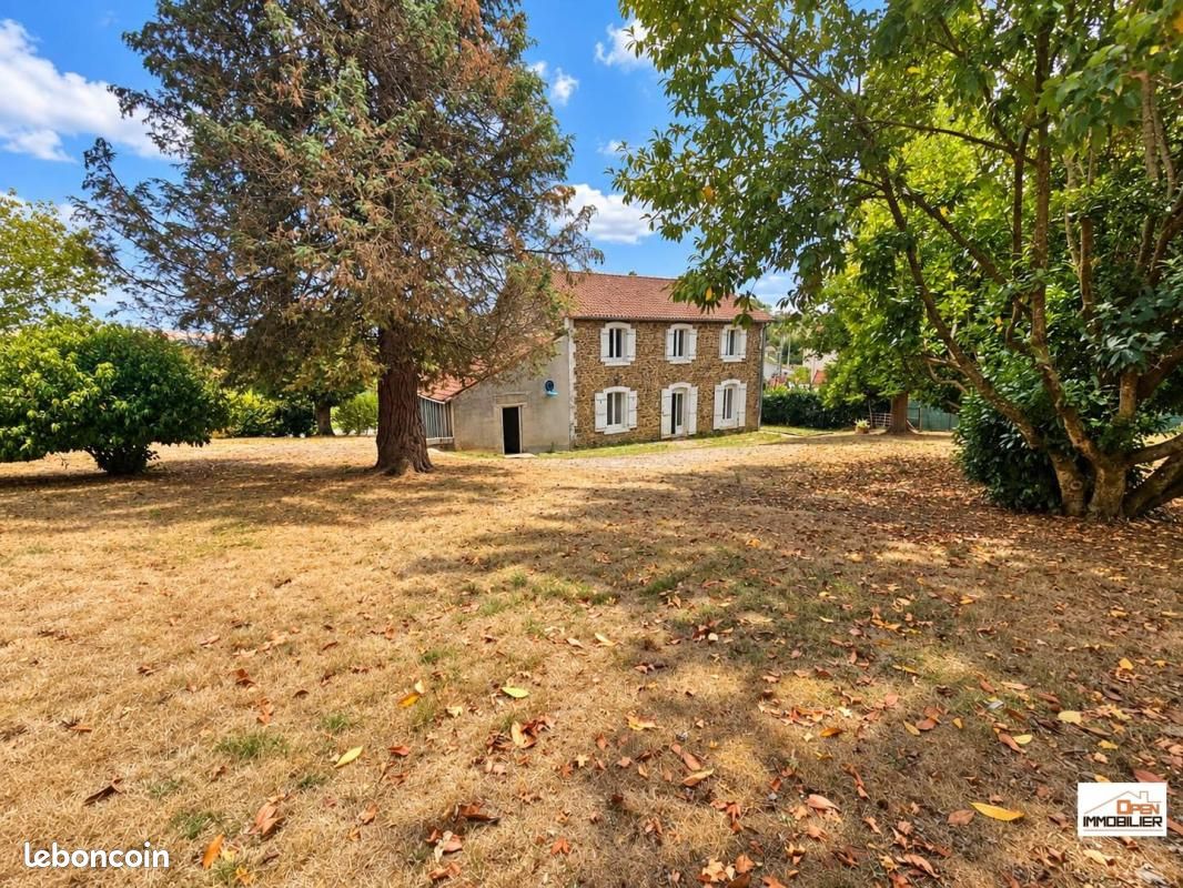 Maison 6 pièces 142 m² · à Saint-Denis-des-Murs · 142 m² · 169 000 €