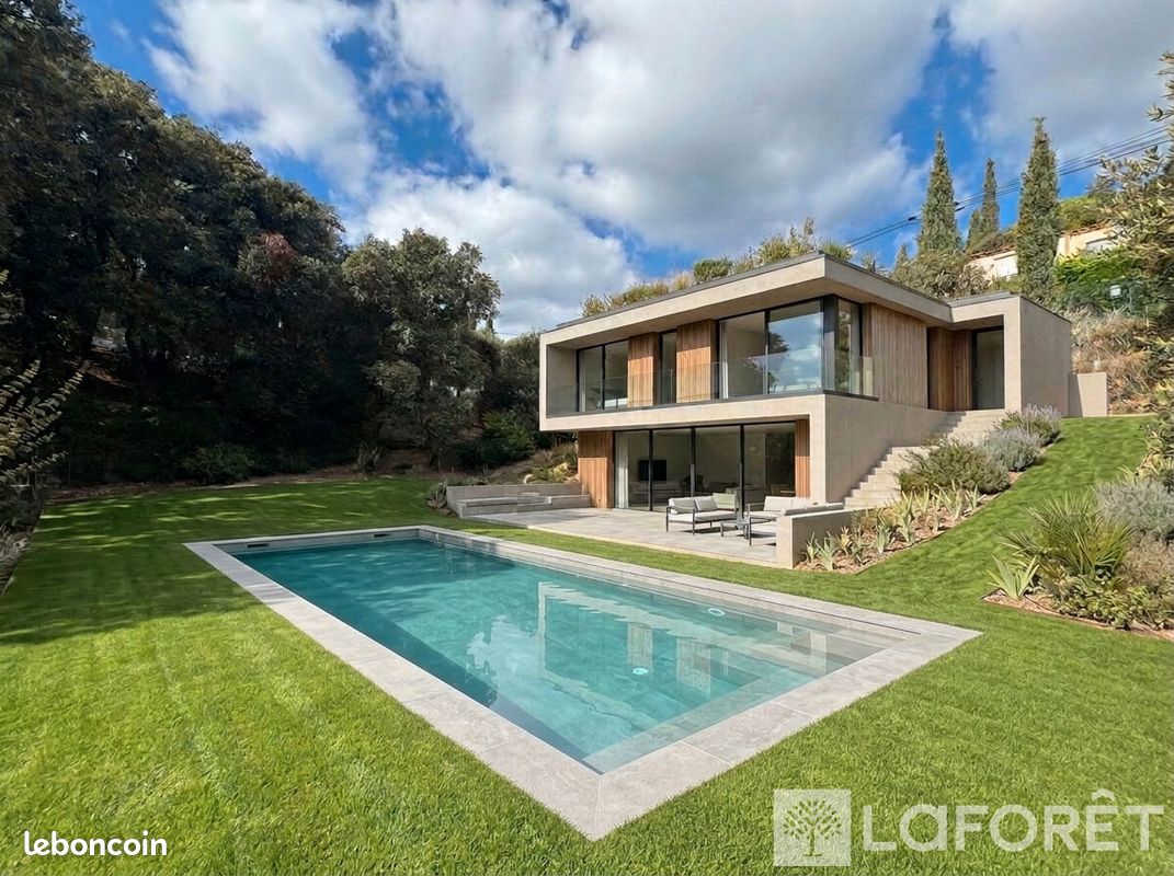 Terrain 1000 m² · à Fréjus · 1 000 m² · 495 000 €