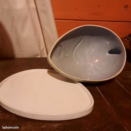 Cloche à camembert, beurrier en faïence de Rouen