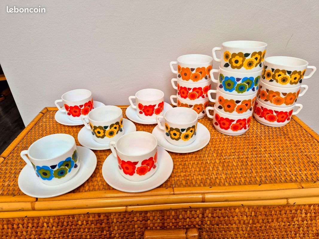 Lot de tasses à fleurs vintage arcopal lotus (image 1)