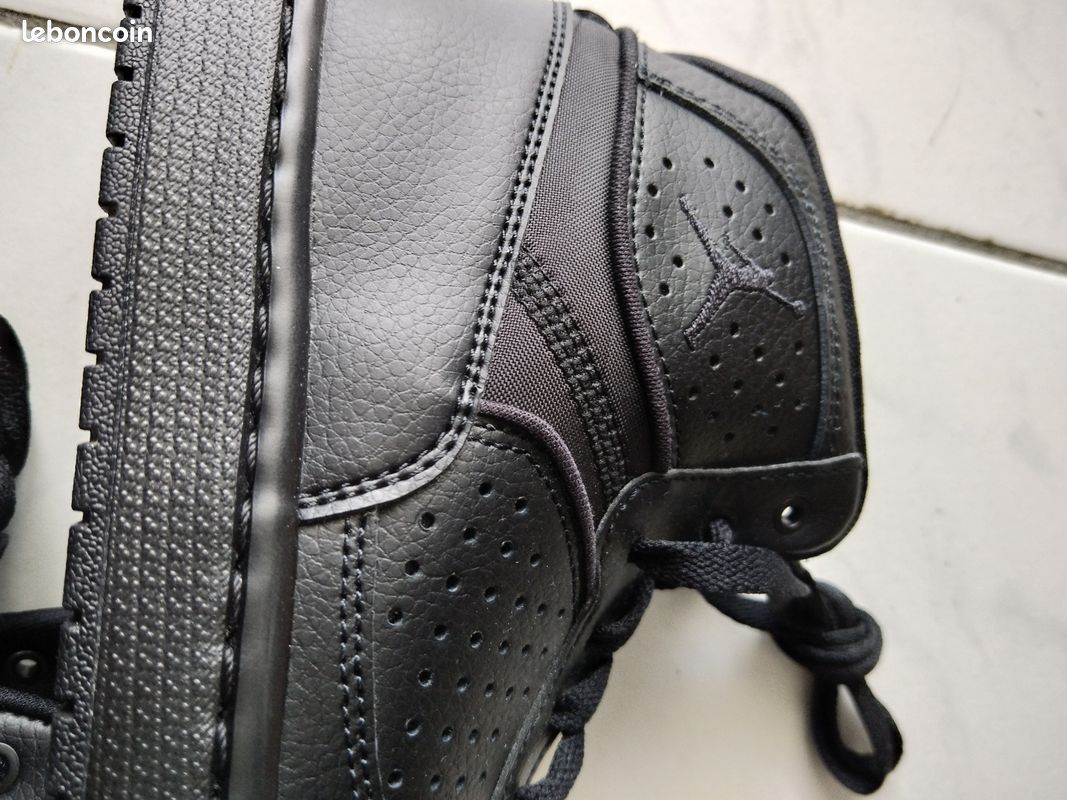 Baskets Nike neuves taille 42 (image 3)