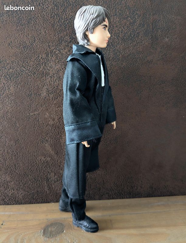 Poupée articulée Harry Potter de 26 cm en costume de Noël (image 2)