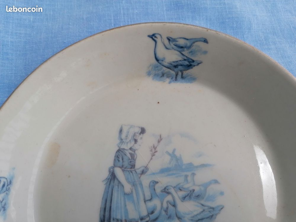 Petit Plat Ancien en Faïence Déco Bleu et Or La Gardienne d'Oies (image 2)