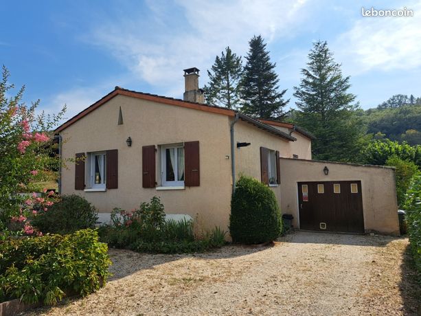 Jolie maison de plain-pied d'environ 100 m² habitables avec terrasse couverte, véranda, garage, piscine neuve, sur un beau terrain paysagé et clos de 2128 m²
