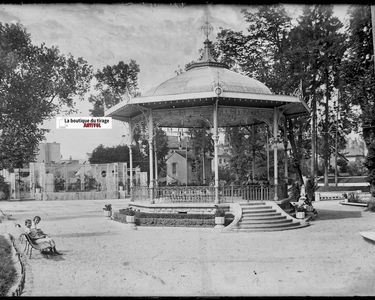 Ancienne Plaque De Verre Photo 10x15 Cm - Oyonnax, Enfants Et Kiosque - N&B Original