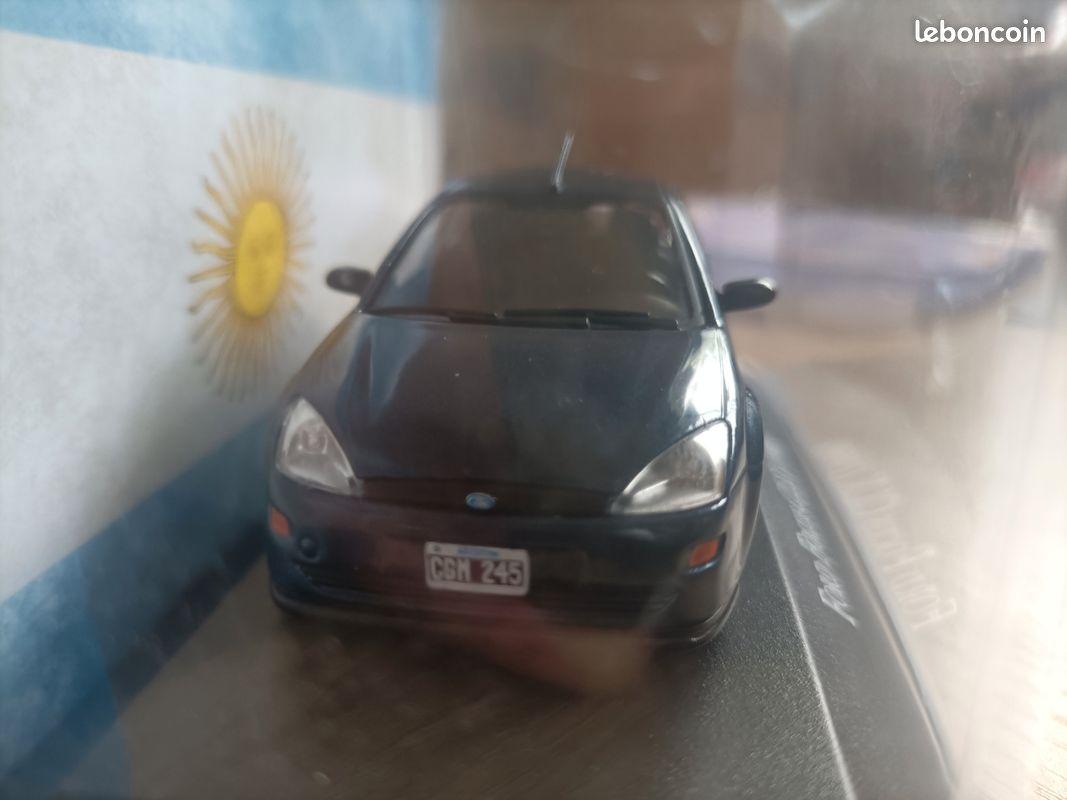 Maquette Ford Focus Break 1998 Maxichamps - Noire, échelle 1:43, Neuve