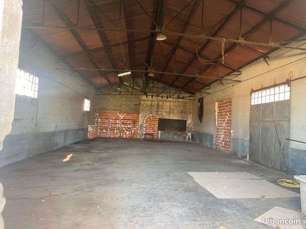 HANGAR / ENTREPOT HAUT DE PLAFOND 220m2