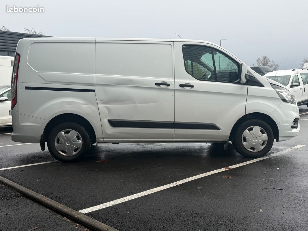 Ford transit custom fourgon 270 2.0 tdci 130 l1h1 limited / carplay / camera de recul / attelage (image 21)