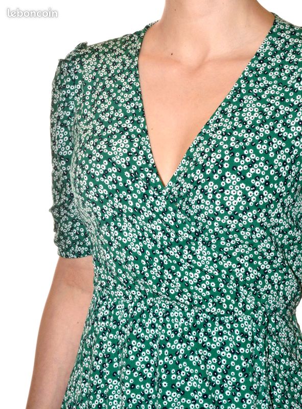 Longue robe portefeuille verte motif fleurs blanches col V demie