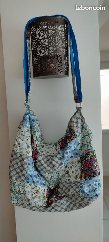Sac en tissu à bandoulière - Façon patchwork - TBE - Dimensions : Longueur/38cm - Hauteur/29cm - largeur fond du sac/16cm - Doublé - 3 poches intérieures dont une avec fermeture éclair (image 1)