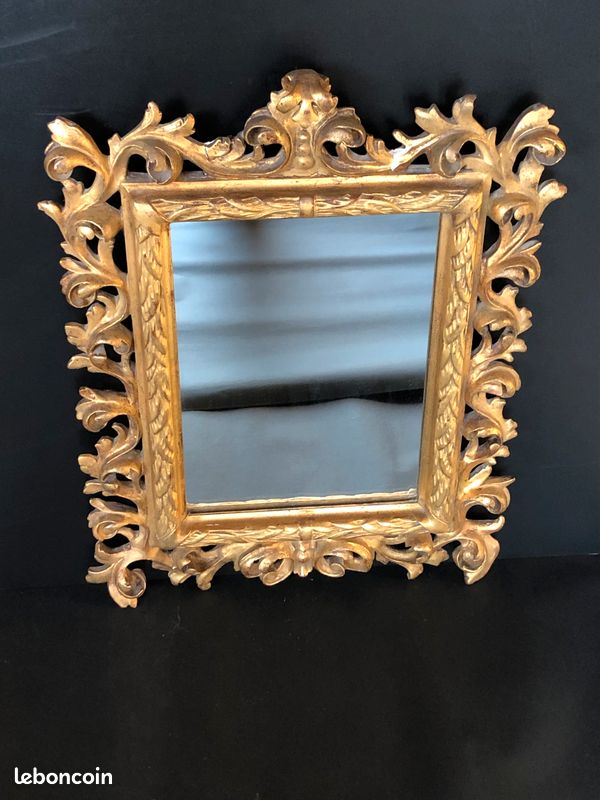 Ancien miroir doré à motifs de volutes , rinceaux feuillagés . Fronton en feuille d'acanthe. Belle impression de légèreté due à l'ajouré sur les quatre côtés . Miroir non d'origine . Italie du sud, (image 1)