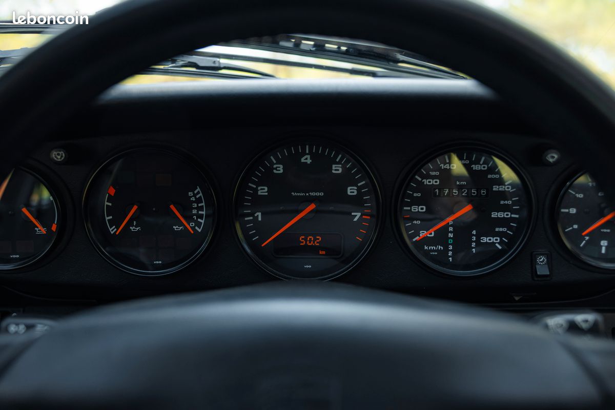 Porsche 911 993 Carrera 2 Tiptronic - Bon état général - Dossier de factures et CT complet depuis 2001 - Pas de carnet Garantie (image 10)