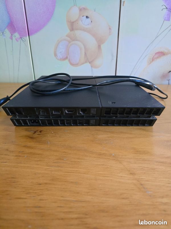 Magnifique console PS4 FAT 1To NOIRE( bouton d'allumage cassé mais il suffit juste d'insérer un cd pour qu’il s'allume la première fois et au quotidien il suffit de l'allumer sur la manette bouton PS) (image 3)
