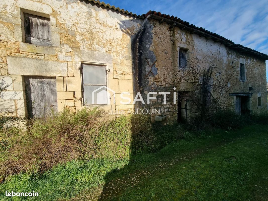 Maison 5 pièces 162 m² · à Burie · 162 m² · 30 000 €