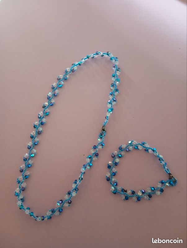 C'est quoi le photo collier et bracelet bleu (image 1)