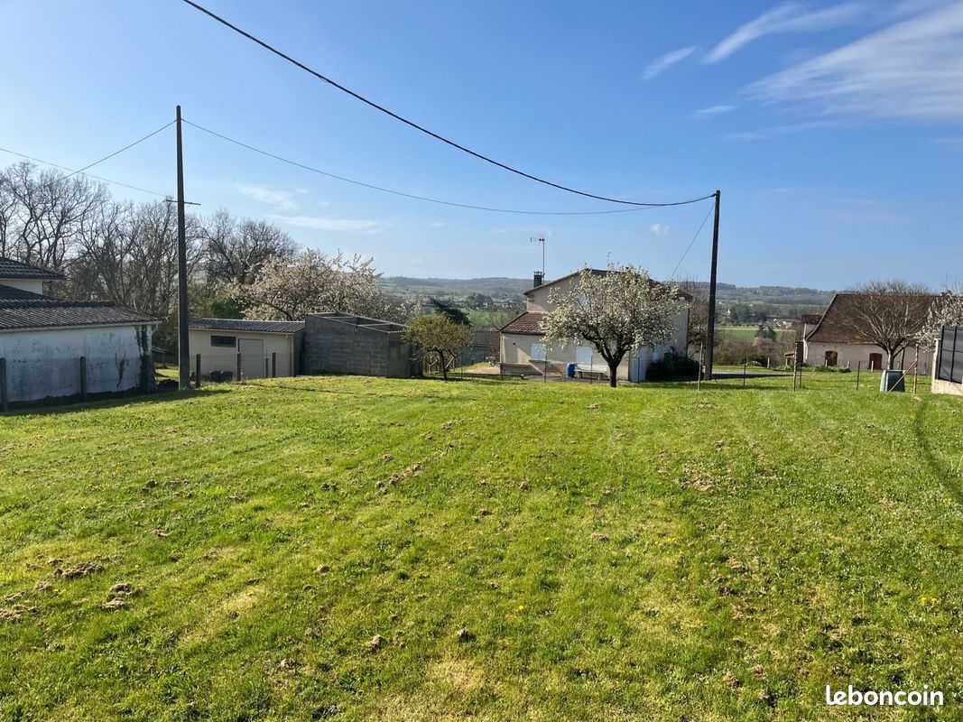 Terrain à bâtir de 744 m² à MOULEYDIER (24) · 23 000 €