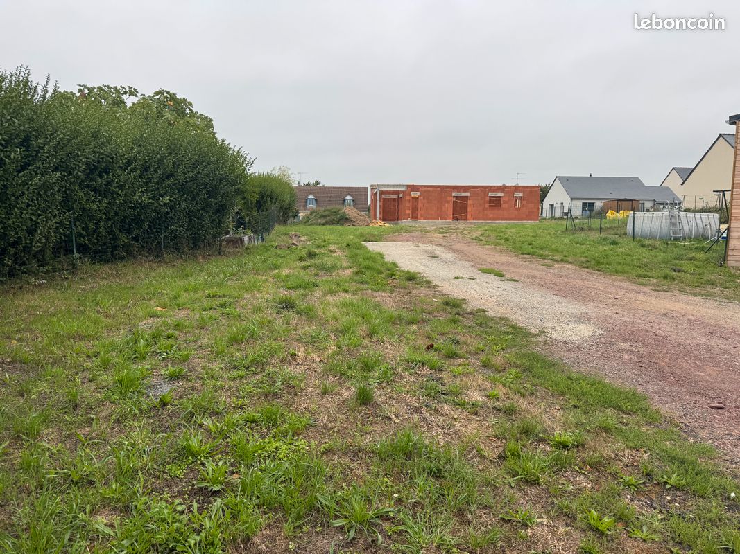 TERRAIN 827 m² – PLEIN BOURG – POTENTIEL 1 À 3 MAISONS – 45 000 · à Bourgvallées · 45 000 €